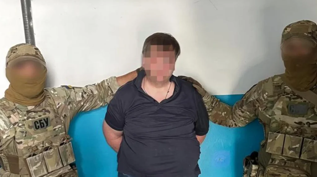 Затриманий агент РФ у супроводі бійців СБУ після арешту за зраду