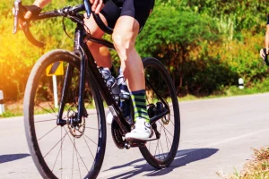 zbyv-kolina-na-velosypedi-iak-pravylno-nadaty-dopomohu-pryskoryty-zahoiennia-i-u-5423