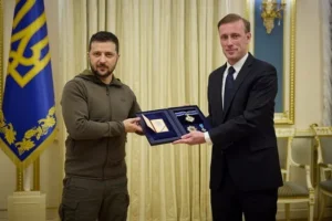 Зеленський вручає Кіру Стармеру орден Свободи під час візиту до Києва