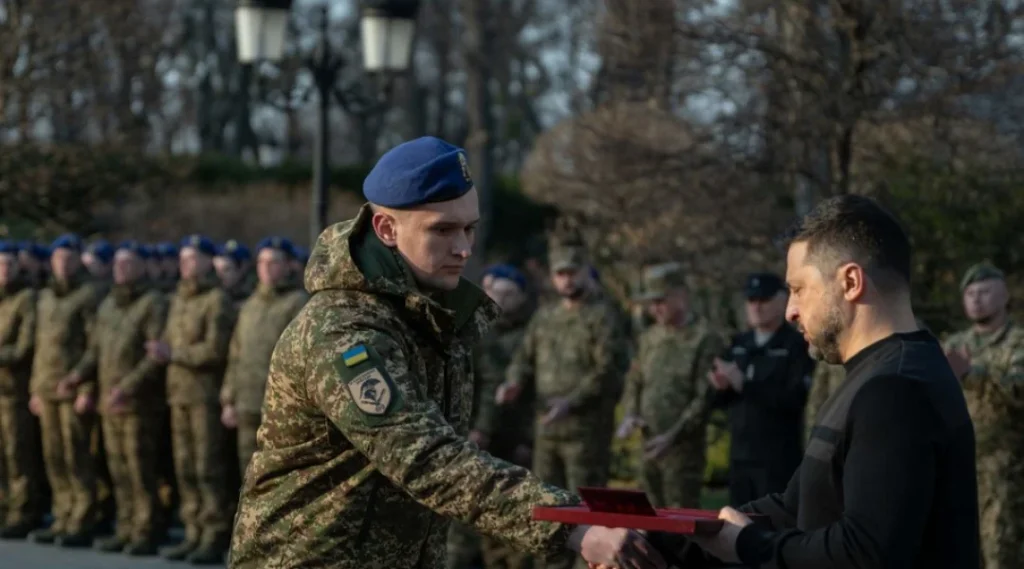 Владимир Зеленский вручает орден Богдана Хмельницкого военному на церемонии