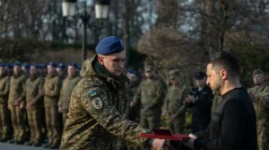 Володимир Зеленський вручає орден Богдана Хмельницького військовому на церемонії