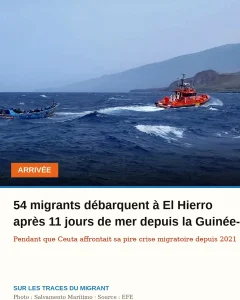 Човен з мігрантами та червоне рятувальне судно в морі біля скелястого берега