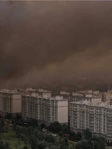 Житлові багатоповерхівки під густим димом над міським районом
